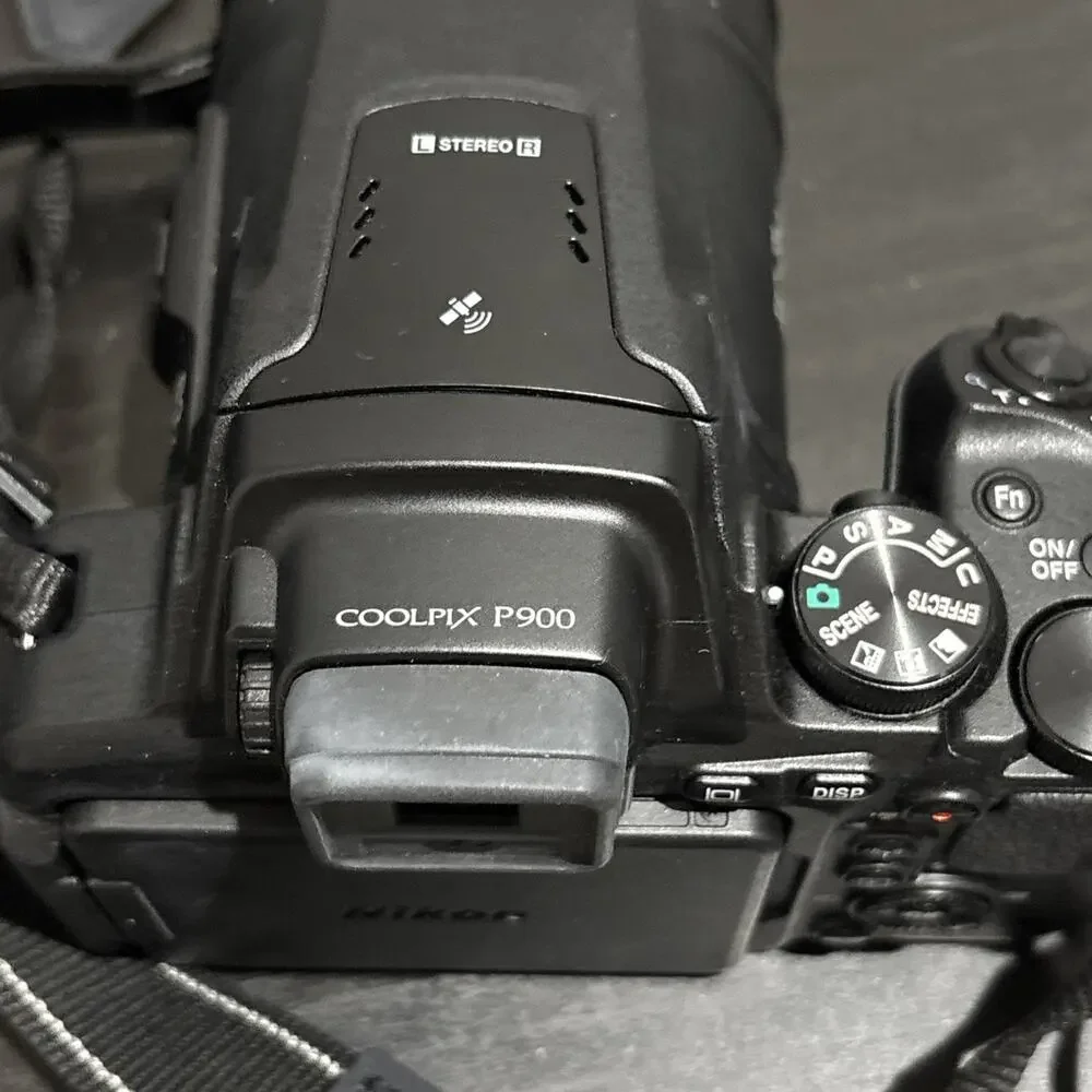 Nikon coolpix P900 Digital Camera 16MP 83x Optical Zoom With Bag & Accessories